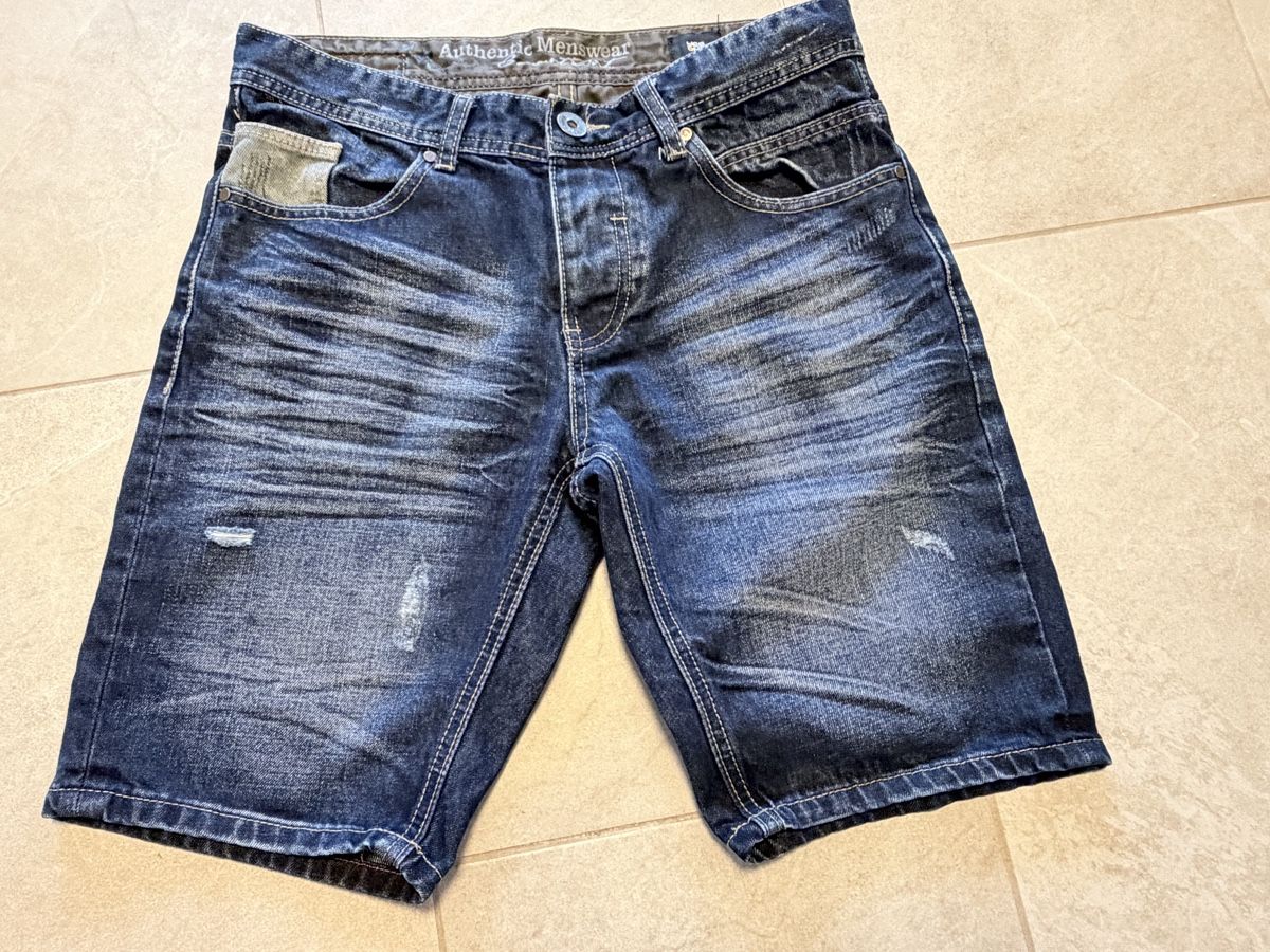 Jeans: Shorts Jeans. Gr. 32/M/176 – Usato da Brüttisellen venduto da Ayersa