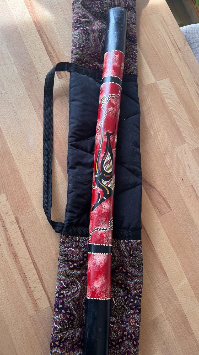 Musikinstrumente: Didgeridoo bemalt Aboriginal mit Tasche, Brisbane (~100 cm) – Gebraucht aus Bertschikon Gossau von jreutemann