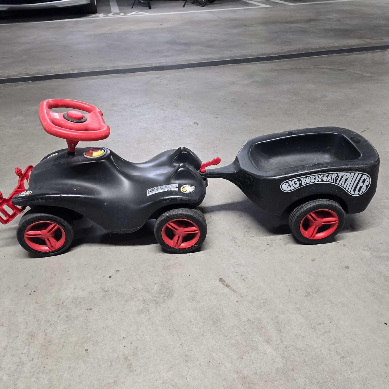 Big Veicoli per bambini: Schwarzes Bobby Car mit Anhänger – Usato da Riehen venduto da freezer123 2
