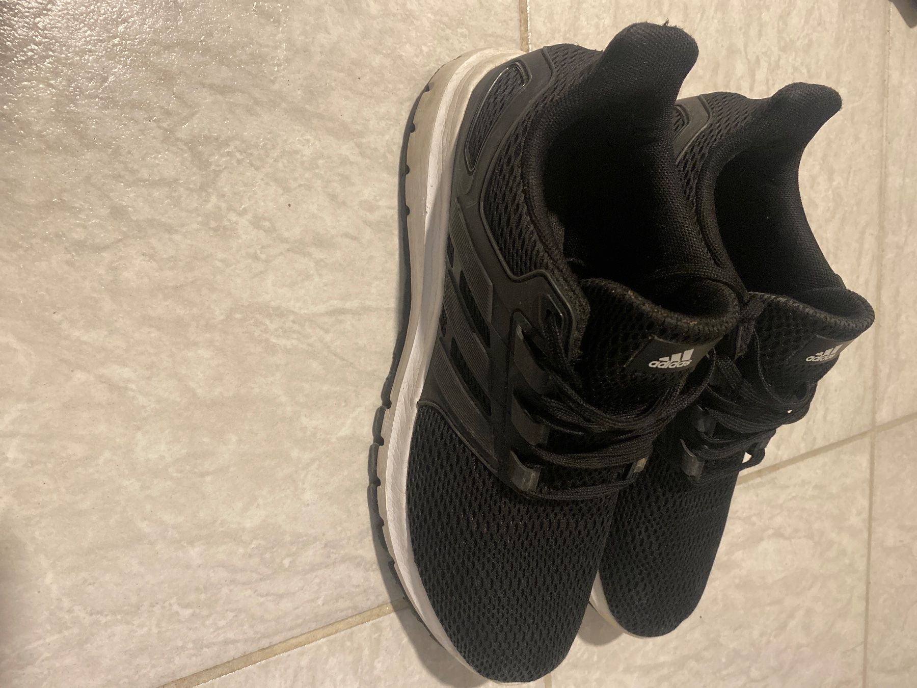 Adidas Chaussures hommes: Adidas Laufschuhe Gr.42 – D'occasion à Wangen b. Olten par janfon 1