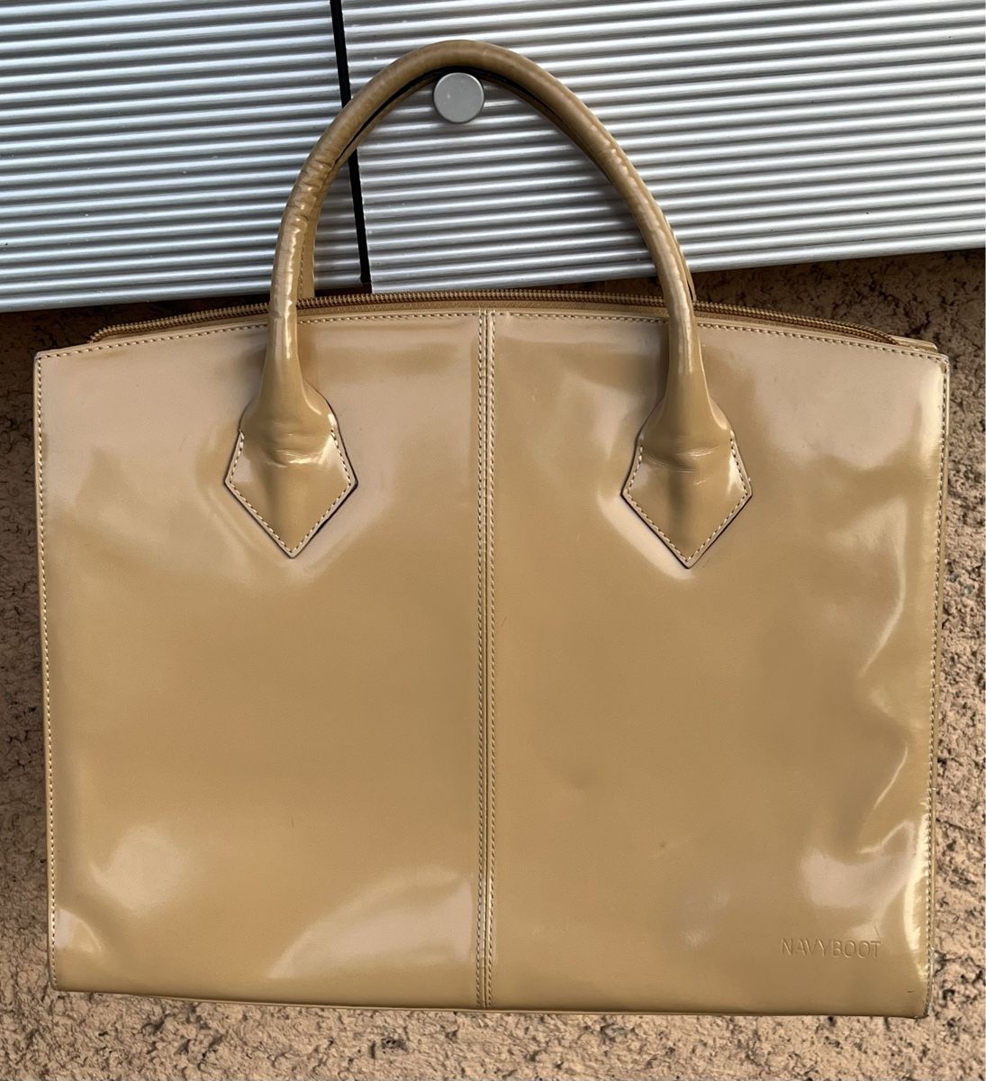Navyboot Borse da donna: Sac à main NAVYBOOT verni beige bon état – Usato da La Tour-de-Peilz venduto da Pansy02