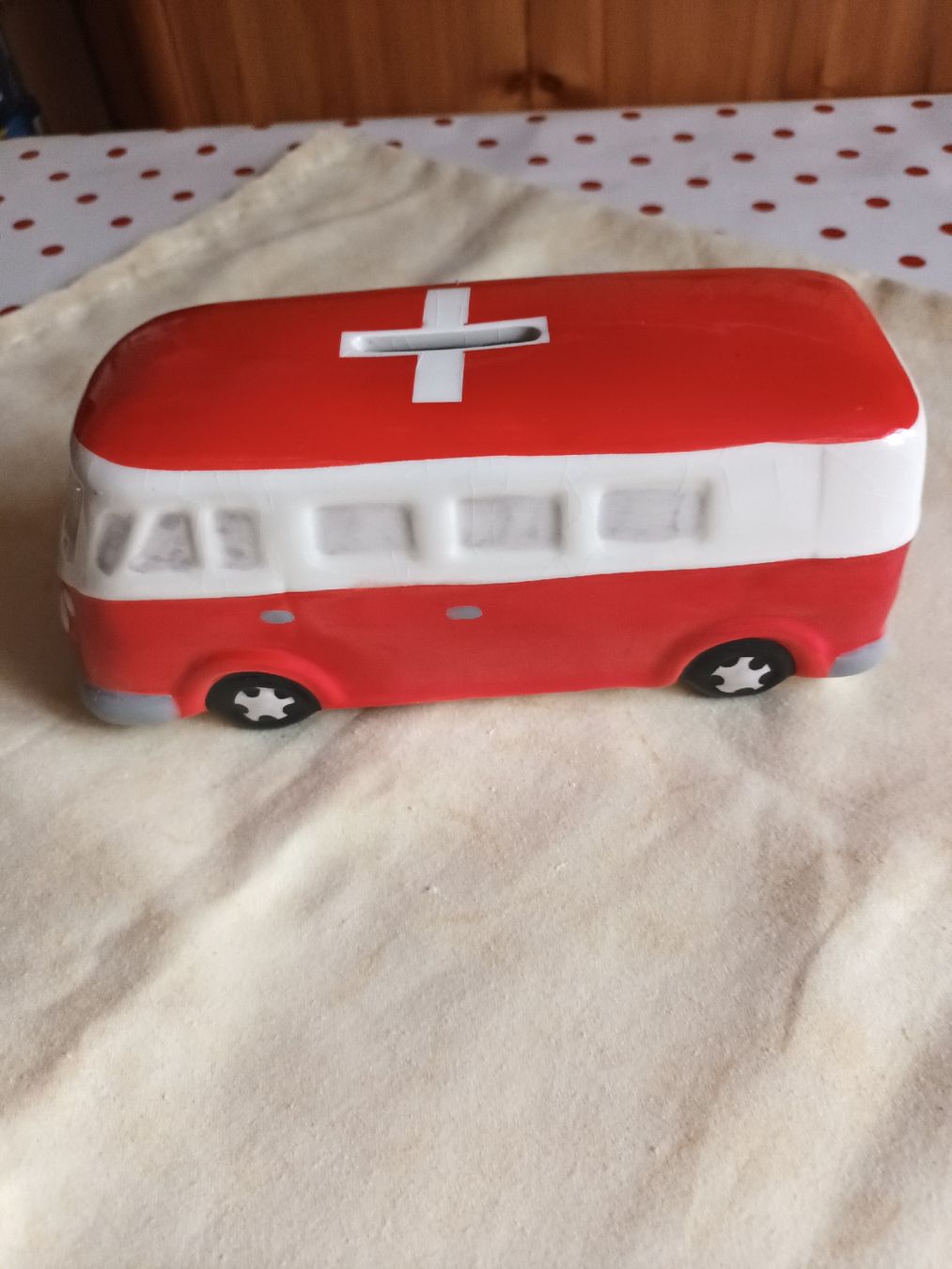 Salvadanai: Sparschwein rot weiss Bus Form CH Flagge – Usato da sursee venduto da pasuro