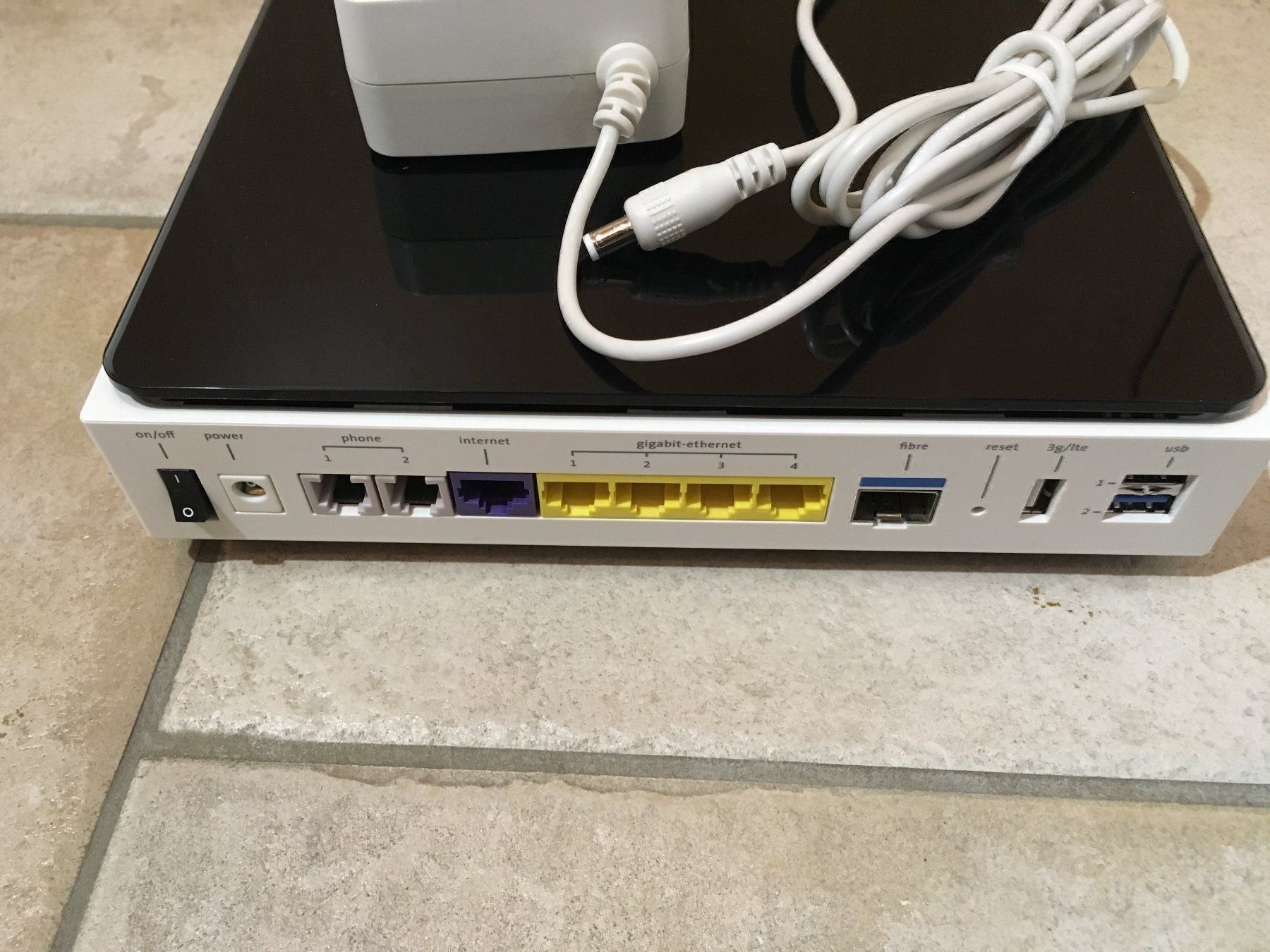 Swisscom Modem & Router: Swisscom Internet Box SGA441SW Router – Usato da Sennhof venduto da nexcom-pc 1