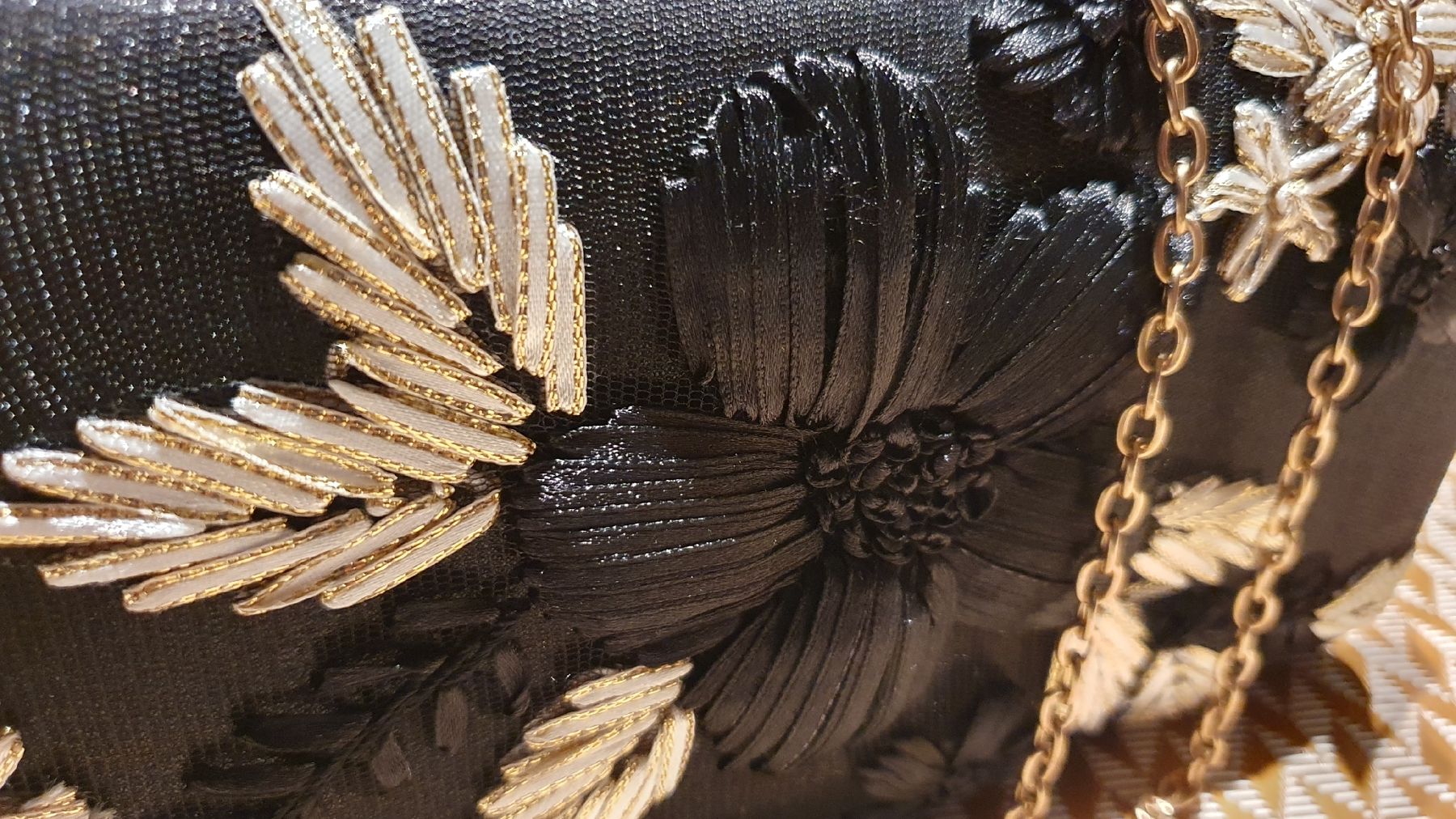 Borse da donna: Sac à main festif noir et or – Nuovo e nell'imballaggio originale da Avry-sur-Matran venduto da cec_nhz8 3
