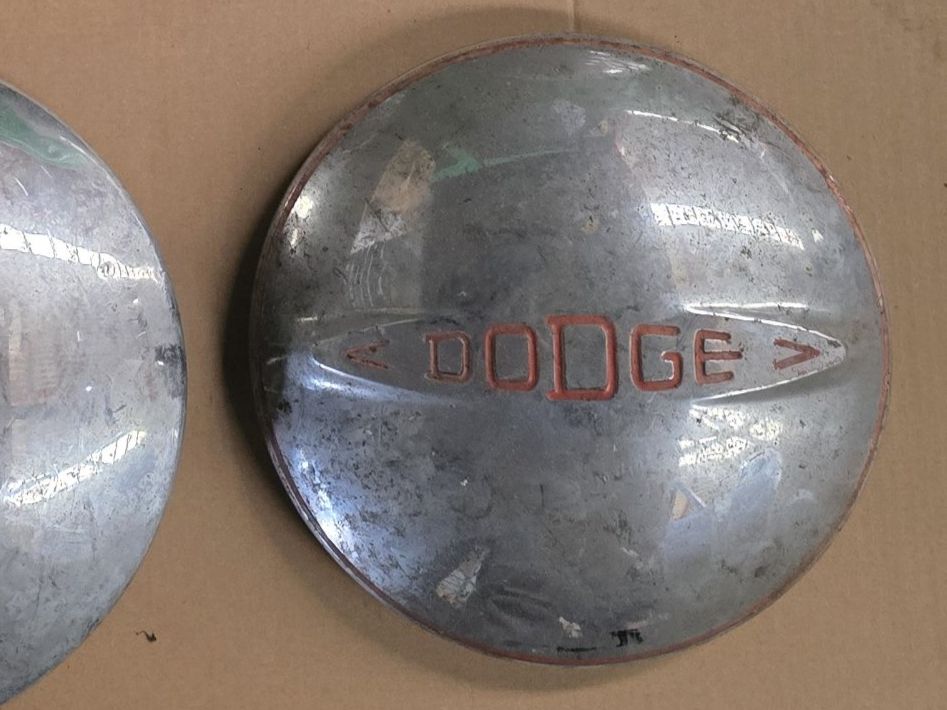 Dodge Tutti pezzi di ricambio auto: Radkappe Dodge – Usato da Bäriswil BE venduto da aki_77w9