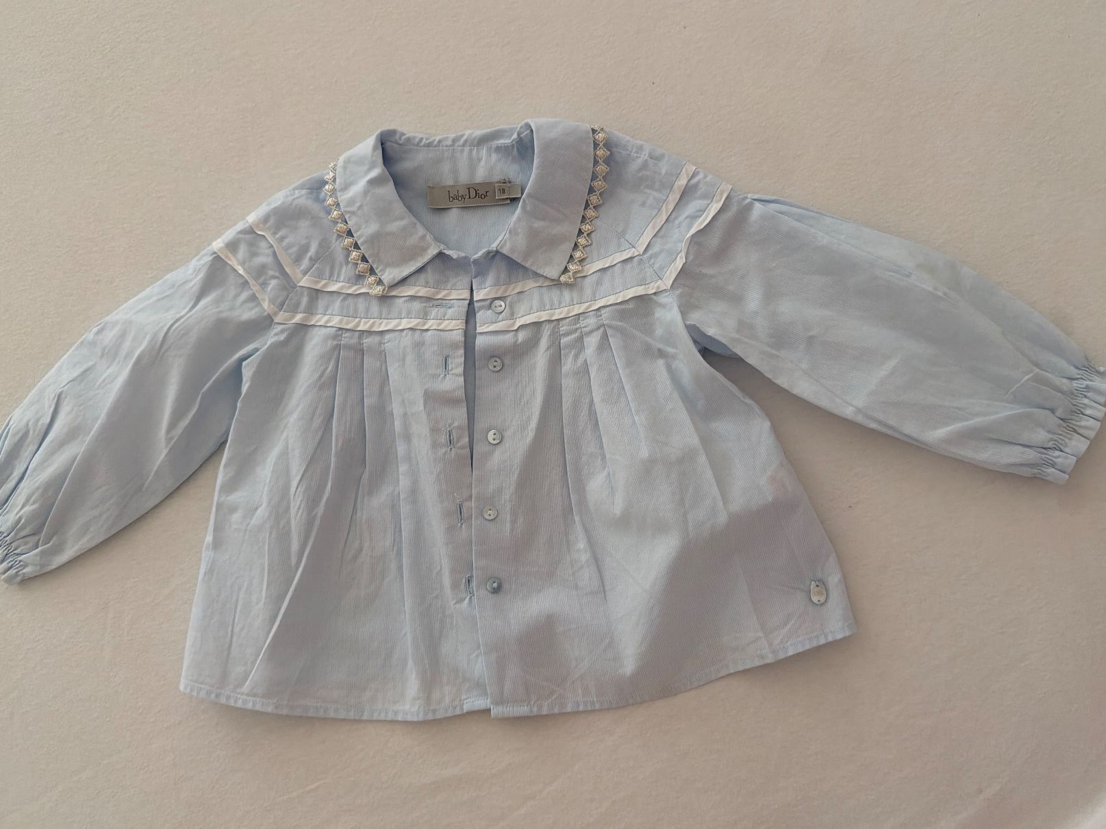 Dior Camicie, Top & T-shirt: Baby-Dior Hemd hellblau Grösse 18 Monate – Usato da Roggwil TG venduto da est_r5x7