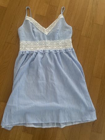 Sommerliches Kleid mit Streifen und Spitze, Grösse S