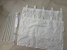 Kleiner Vorhang mit Stangen (Ikea)