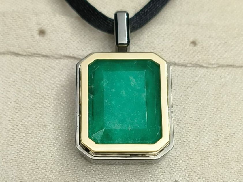 Ciondoli: Pendentif solitaire émeraude – Nuovo e nell'imballaggio originale da La Chaux-de-Fonds venduto da curtitswisswatches