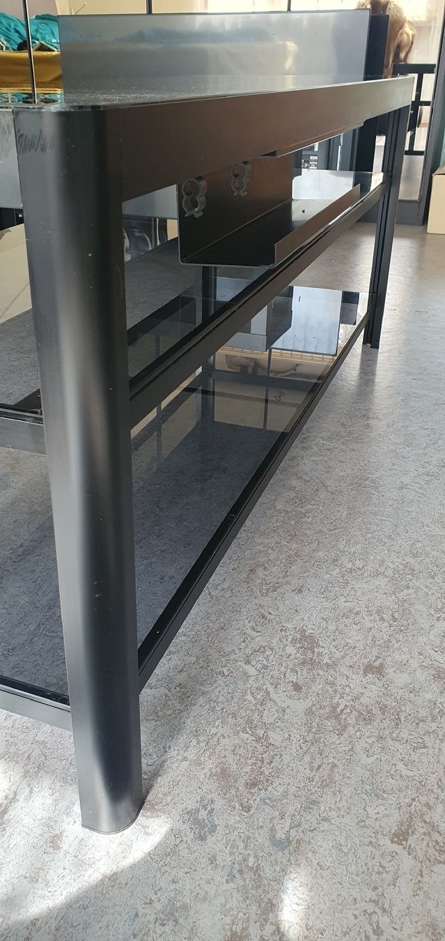 Mobili TV: TV-Möbel, Glas mit Metallgestell – Usato da Rudolfstetten venduto da Nomad90 1
