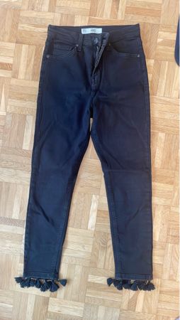 Schwarze Jeans mit Quasten, Grösse 36, Top Zustand!