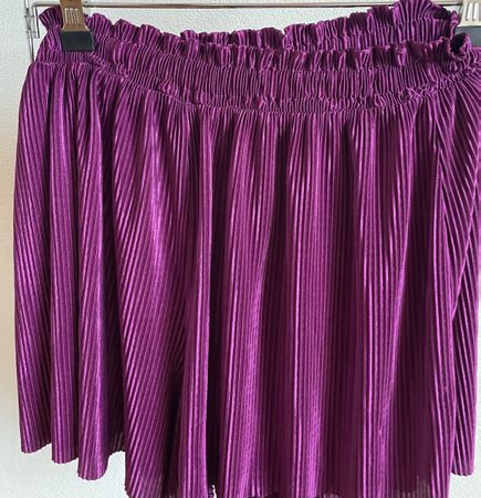 Zara Shorts, Lila, Plissee-Optik, Grösse S