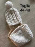Sciarpa tubolare e cappello lavorato a maglia