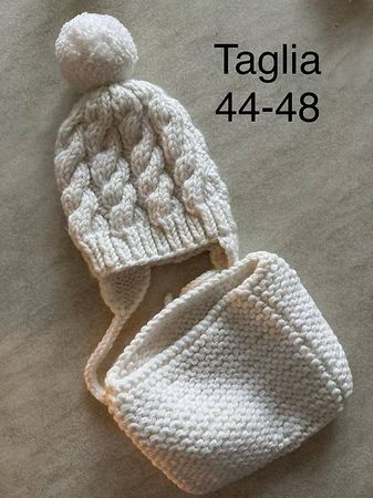 Sciarpa tubolare e cappello lavorato a maglia