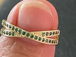 Jolie bague plaquée or jaune 54 pierres fines  émeraudes