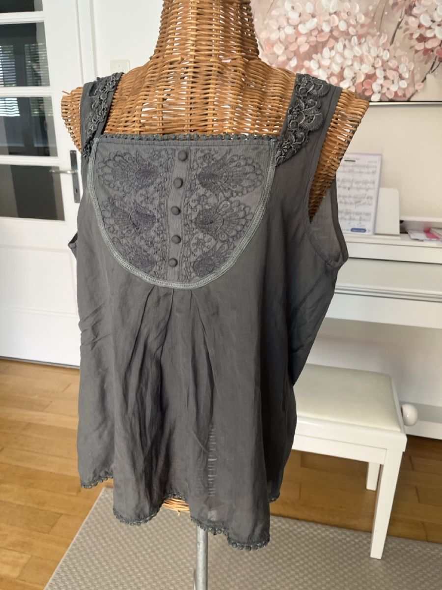 Camicette: Bluse mit Stickerei grau, L/XL – Usato da Solothurn venduto da Bobesch08 1