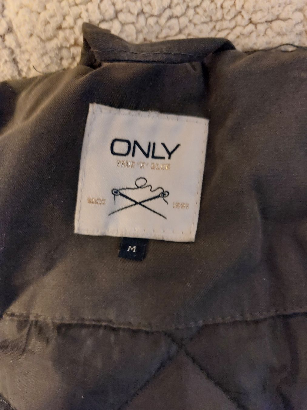 Only Jacken: Only Winterjacke mit Kapuze, Khaki, Grösse M – Neu (gemäss Beschreibung) aus Gwatt (Thun) von B.D.999 2