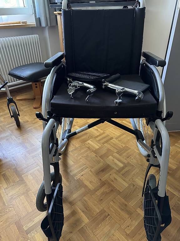 Chaises roulantes: Rollstuhl mit Sitzkissen  – D'occasion à Marthalen par 8450andelfingen