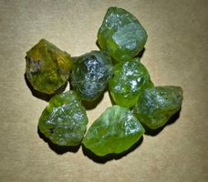 100,3 ct Peridots bruts 7 pcs