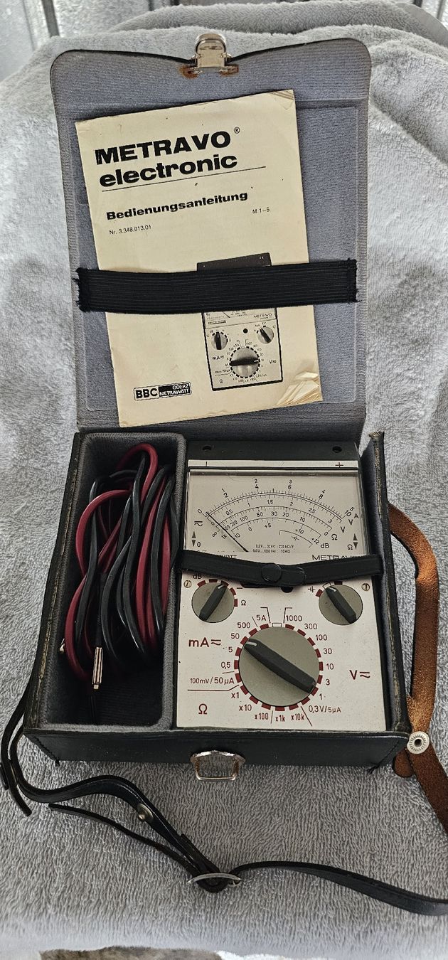 Misurare: Antikes Voltmeter, in Ledertasche – Usato da Zürich venduto da Wohlgi