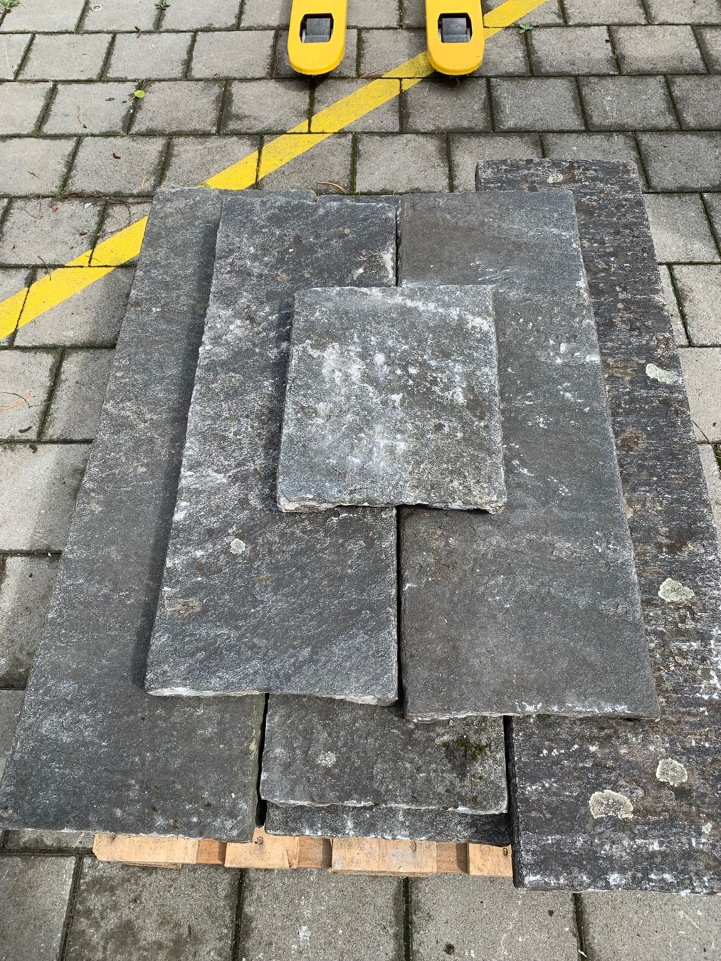 Bodenbeläge: 12 Stück Granit Platten Mauerabdeckplatten Natursteinplatten – Gebraucht aus Wallisellen von