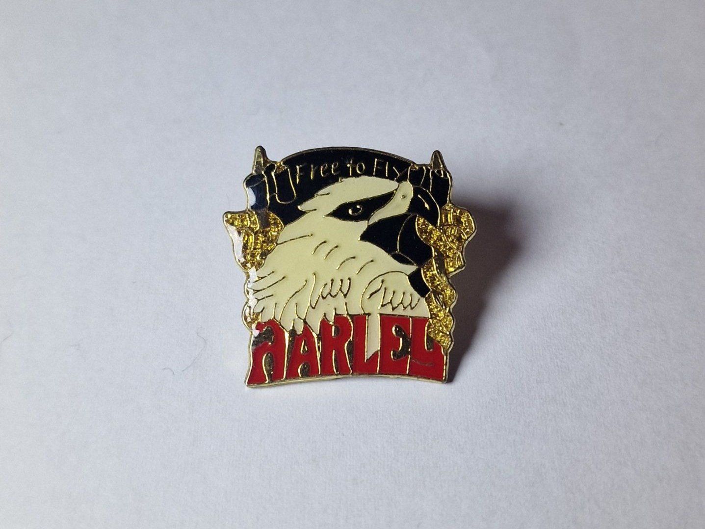 Harley-Davidson Placchette & Badge: Harley Davidson Pin Adler "Free to Fly" – Usato da Mitlödi venduto da Raphy1996