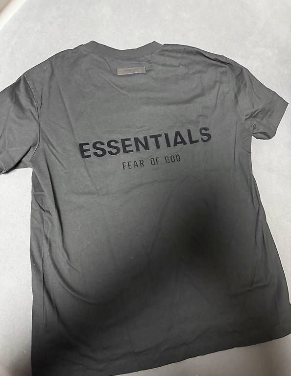 T-shirt: Essentials Shirt – Usato da Lupfig venduto da CEichi812 1