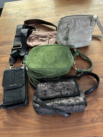 Kleine Damenhandtaschen.
