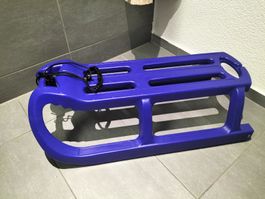 Blauer Kunststoffschlitten - neuwertig