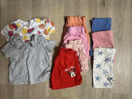 T-Shirts und Shorts für Mädchen, Größe 74.