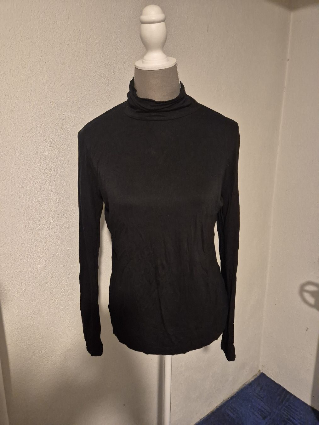 T-shirts: Rollkragenpullover Chicoree schwarz Grösse M  – D'occasion à Zürich par Drago670