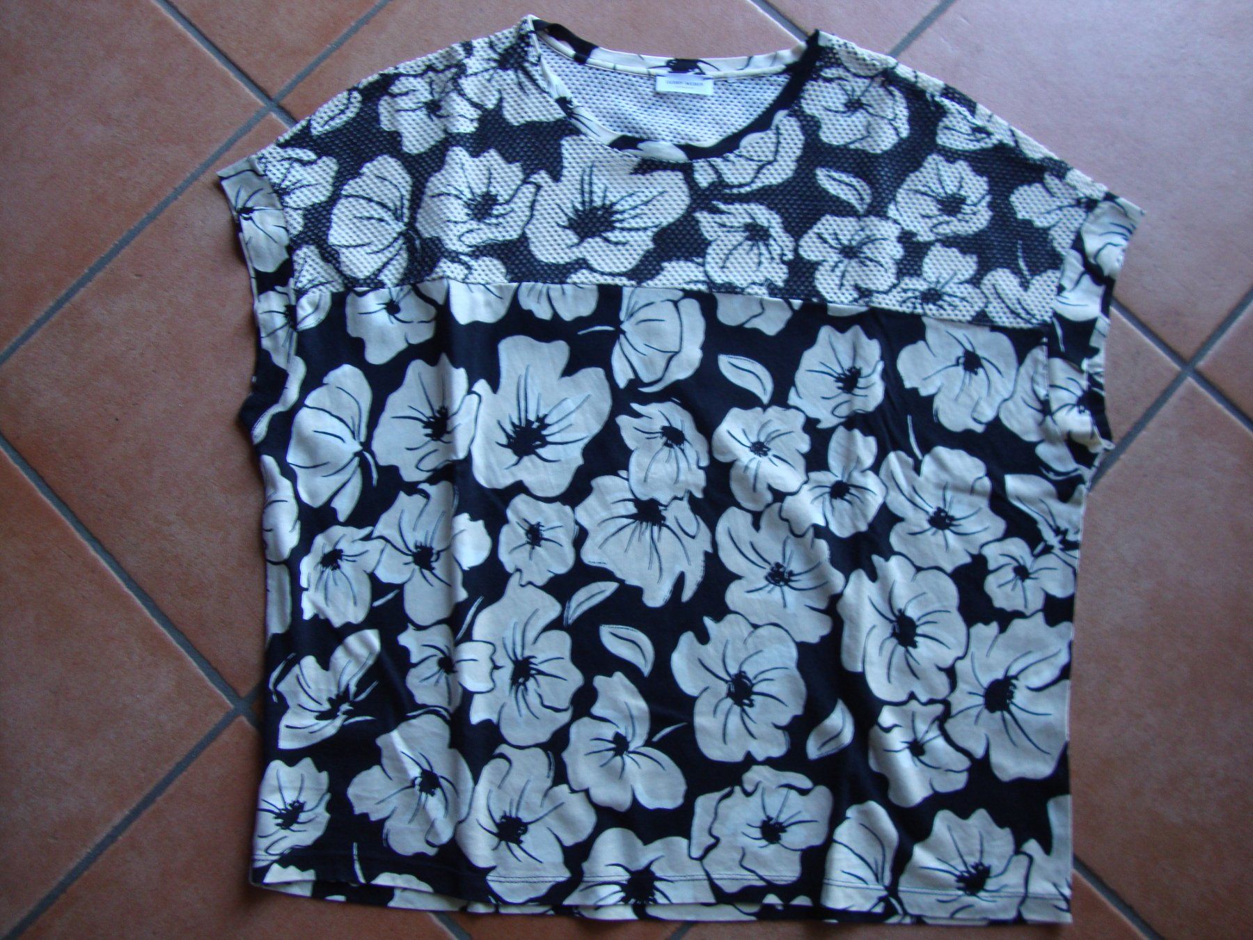 Gerry Weber T-Shirts: Damen Shirt Gerry Weber Blumenmuster Grösse 44 – Gebraucht aus Rüthi (Rheintal) von bluechi
