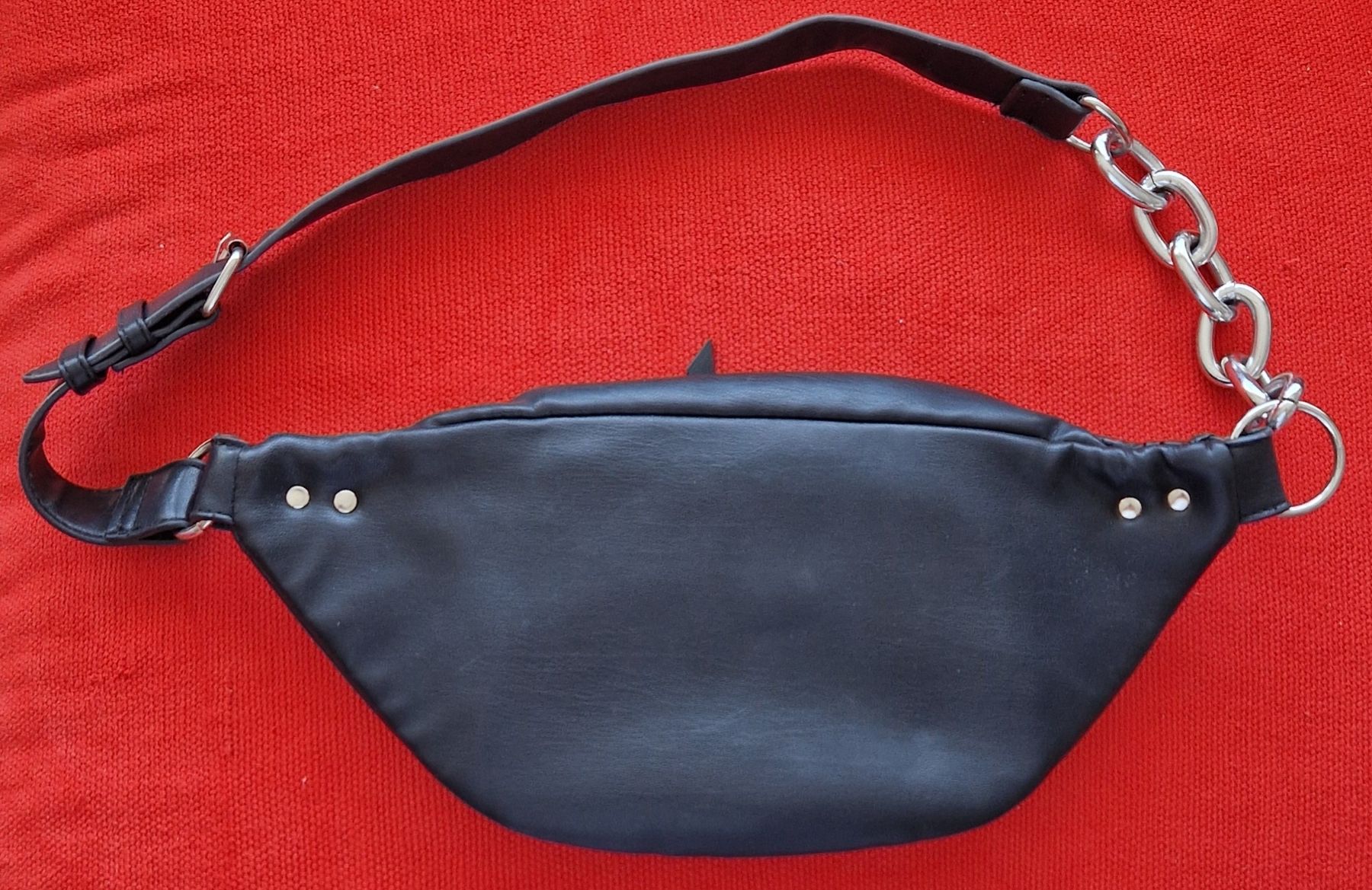 Borse da donna: Schwarze Gürteltasche mit Kette - gebraucht, Trend, – Usato da Glattbrugg venduto da 88LupoAlberto67 1