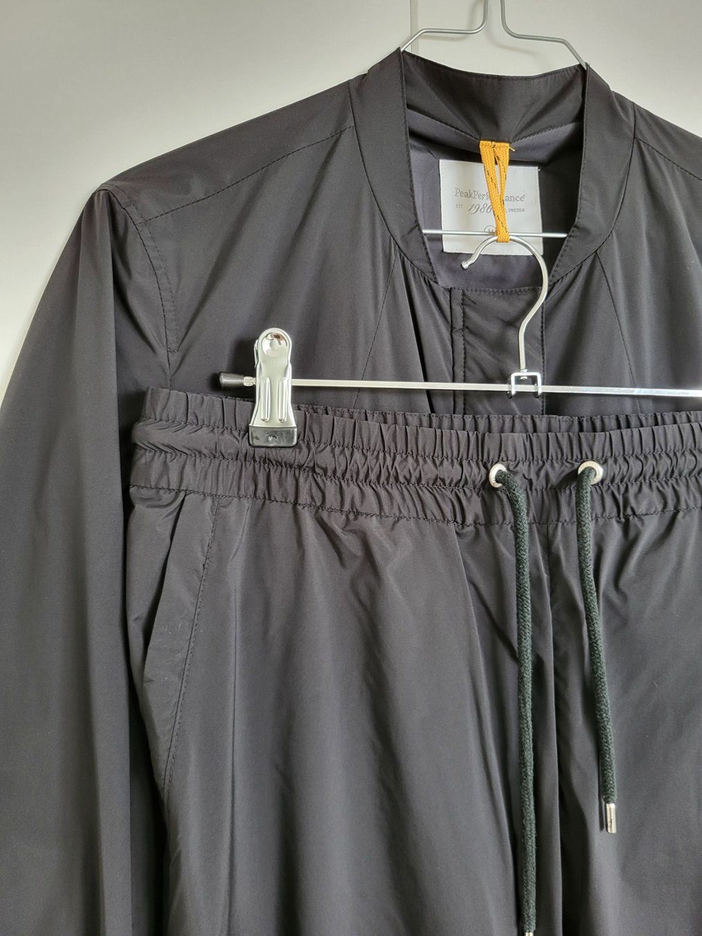 Peak Performance Completi & Tailleur: Peak Performance Damen Trainingsanzug, Gr. M/S - schwarz – Usato da Baar venduto da clar6 1