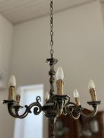 6 flammiger Kron-Zinnleuchter mit langer Kette