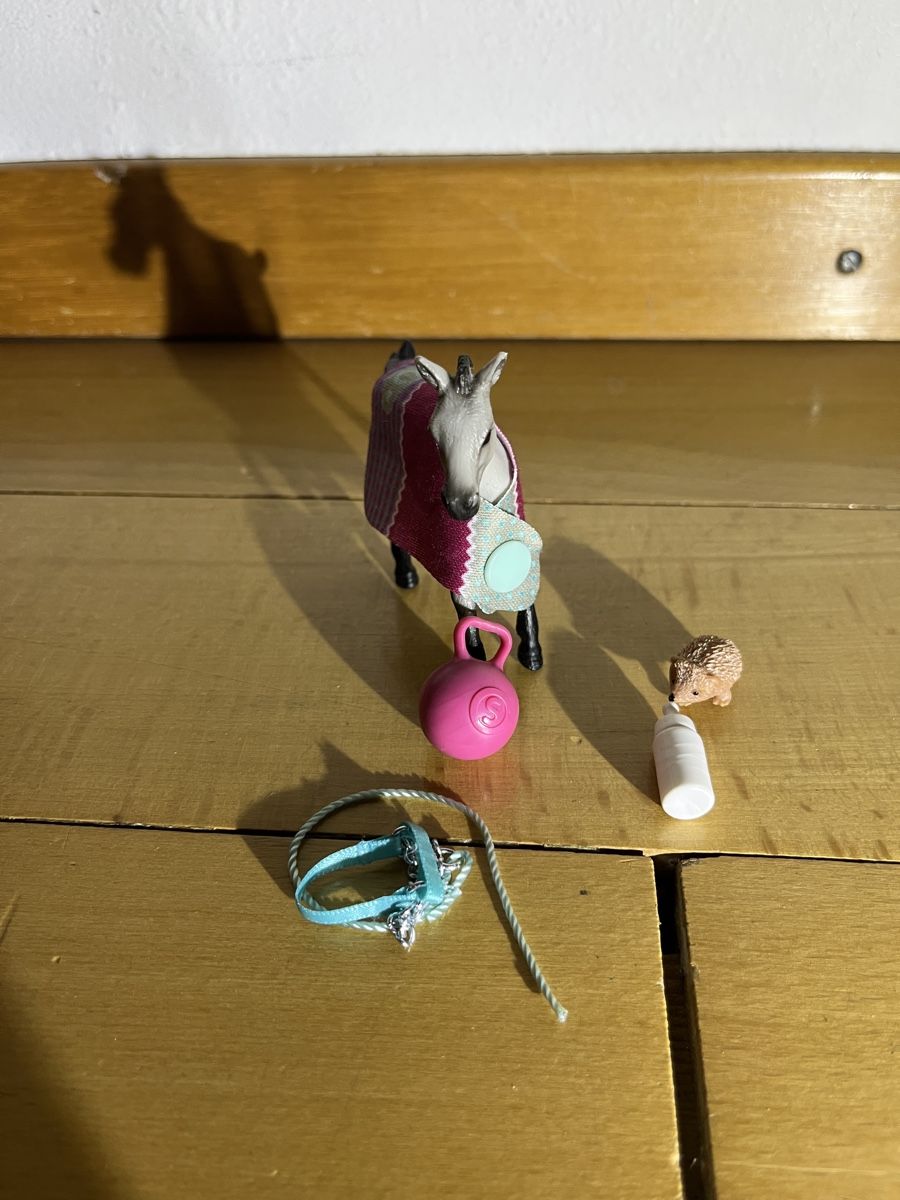 Schleich Giocattoli: Schleich Fohlen mit Spielzeug – Usato da Burgdorf venduto da Bunnyface