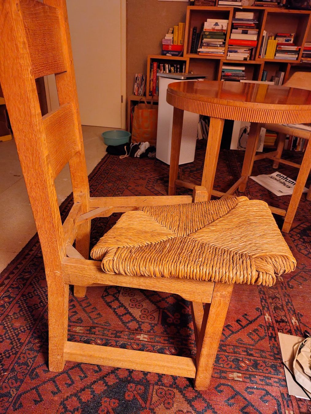 Stühle: Rustikaler/Antiker Holzstuhl mit Strohsitz, Eiche massiv – Gebraucht aus Winterthur von Haggol 2