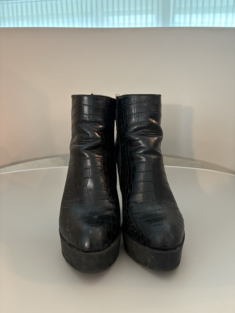 Scarpe da donna: Schwarze Winter Stiefeletten, Kroko Optik, Grösse 36, – Usato da Zürich venduto da Anushka86 1