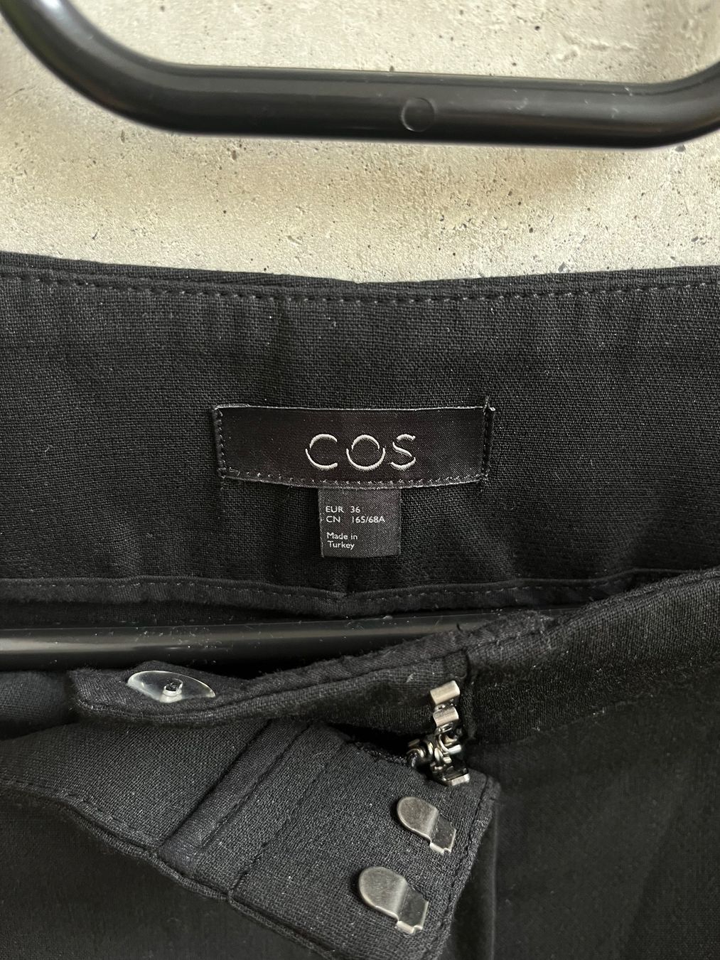 Pantaloni: COS Hose schwarz – Usato da Bern venduto da leokislig