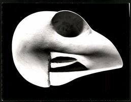 Fotografie Schädelskulptur mit Kratzspu