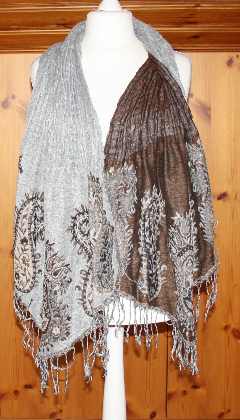 Foulard & Sciarpe: Schal mit schönem Muster grau - braun – Usato da Flüelen venduto da Diversicum-Textil