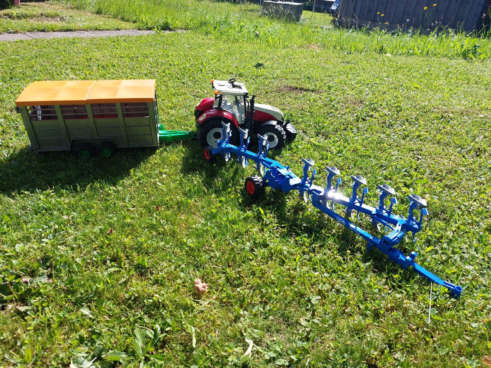 Bruder Giocattoli: Bruder Traktor, Viehwagen und Ackerpflug – Usato da Ennetbühl venduto da bwwb
