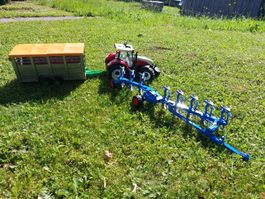 Bruder Traktor, Viehwagen und Ackerpflug