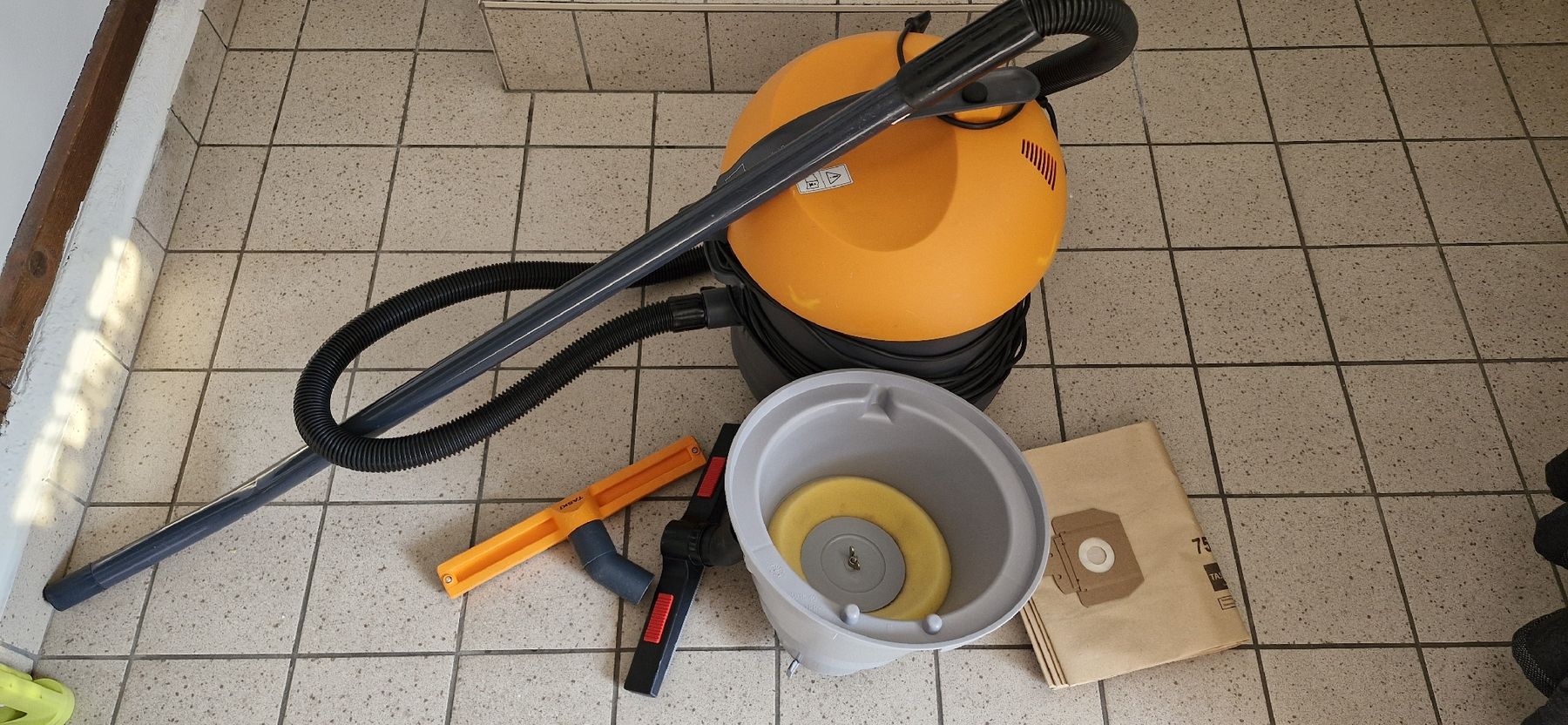 Staubsauger & Zubehör: Taski Nass-Trockensauger mit Zubeh. & Beutel – Gebraucht aus Baltschieder von Templa93