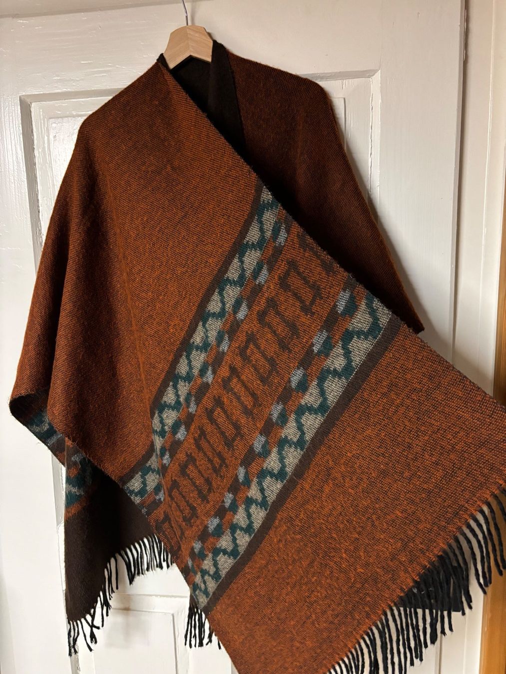 Giacche: Poncho / Überwurf mit Fransen, Herbst-Look, Braun – Usato da Alten venduto da AuntiesAtticFinds 1