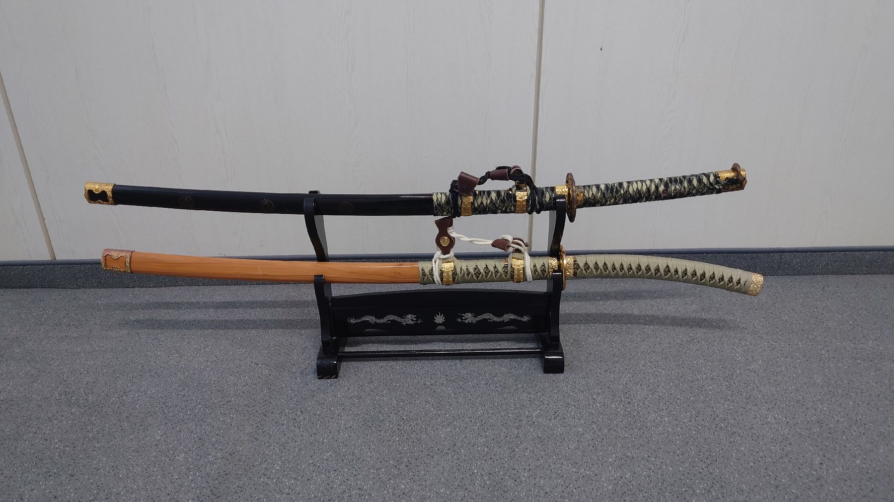 Altre raccolte & rarità: 2 Dekorative Samurai Schwerter mit Ständer – Usato da St. Gallen venduto da Second-Life