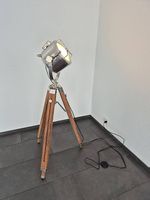 Stehlampe im Scheinwerfer-Design