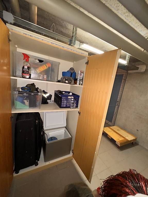 Schränke: Grosser Holzschrank – Gebraucht aus Lausen von 160899 1