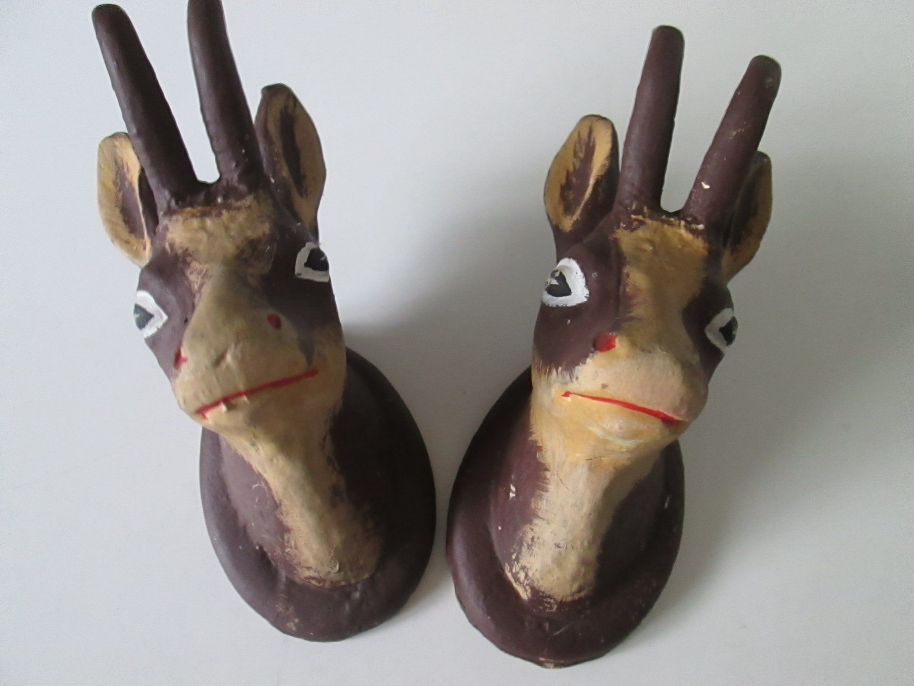 Statuette: Zwei Gämsenköpfe aus Eisen – Usato da Sementina venduto da babucia