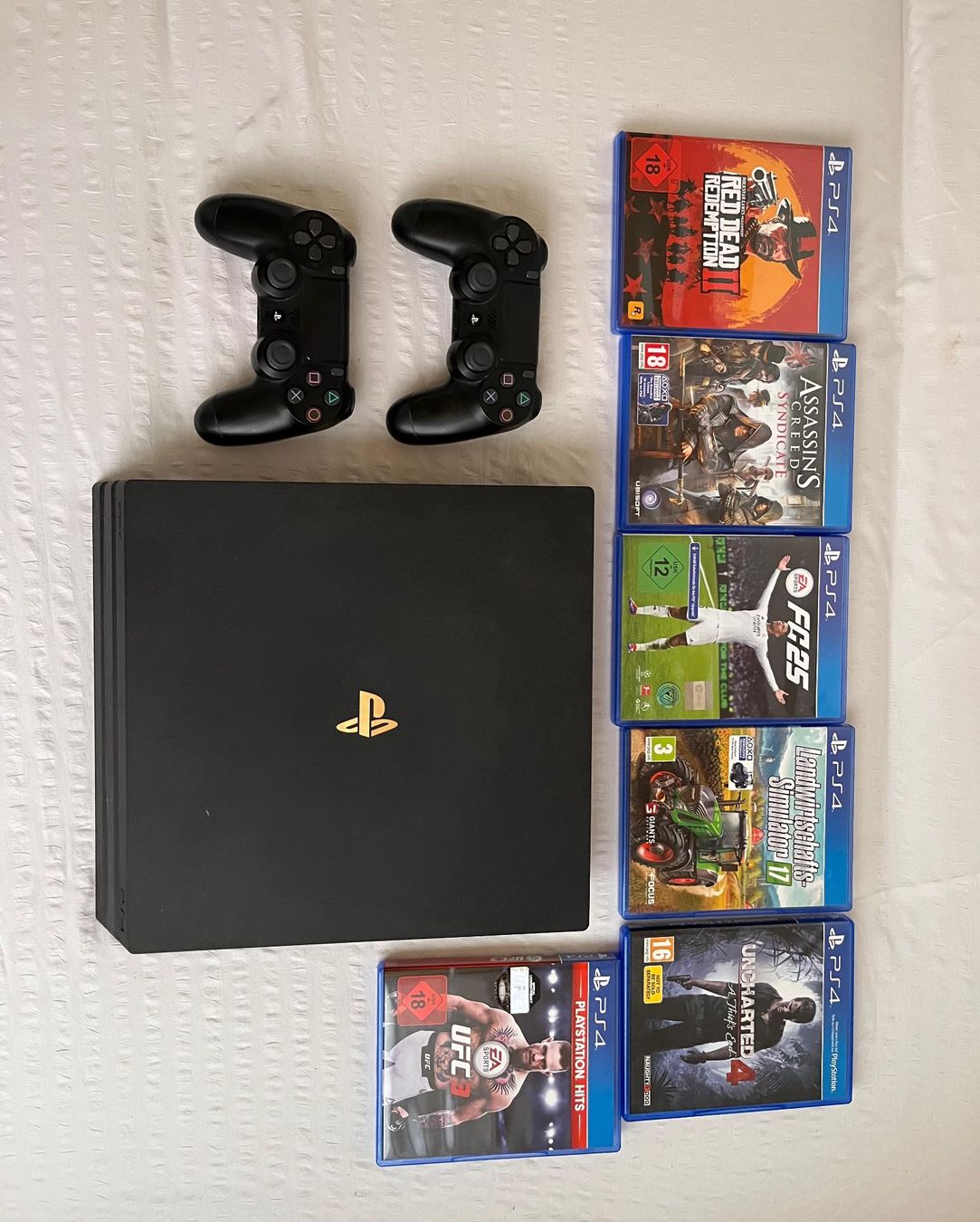 Console: Playstation 4 Pro mit 2 Controllern und 6 Games – Usato da Egolzwil venduto da CasperJanssen